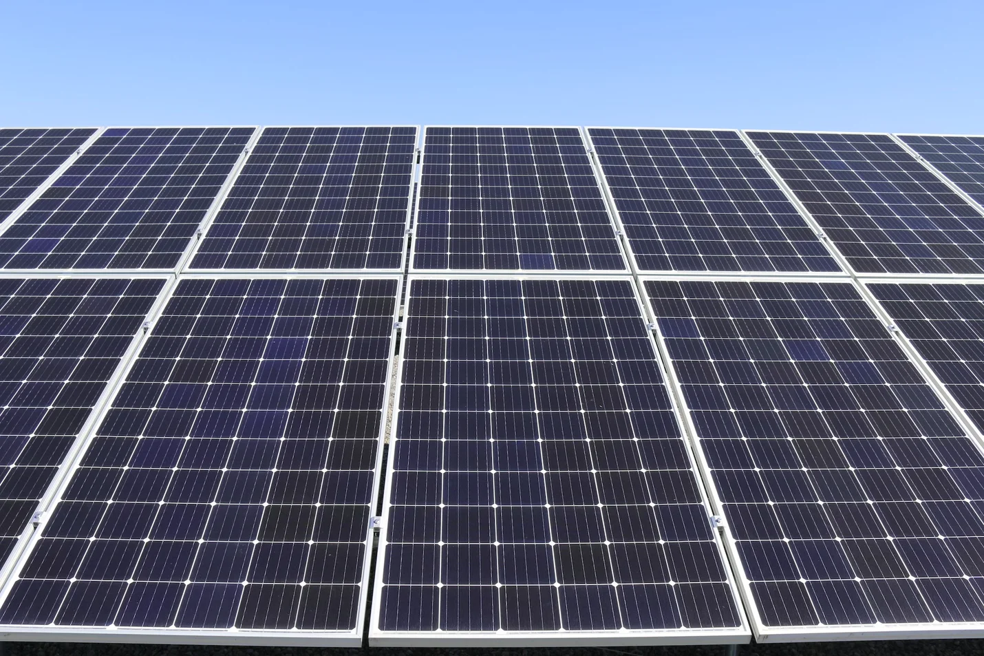 Panouri solare care alimentează datacenterul